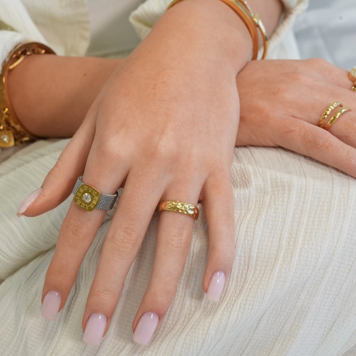 Anillo Textura Lunar Oro 18k